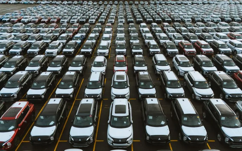 Rangées de voitures d’occasion garées sur un parc de vente