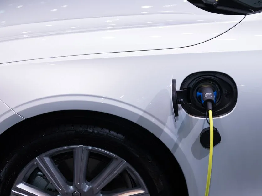 Câble de recharge branché sur une voiture électrique